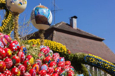Paskalya Çeşme yumurta ve tavuk nesne dekorasyon kırsal Güney Almanya kırsal köy ile