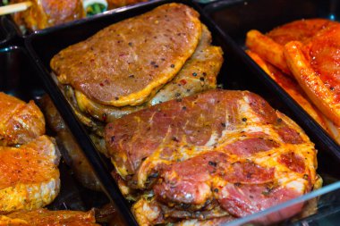 assorment sığır eti biftek ve sosis