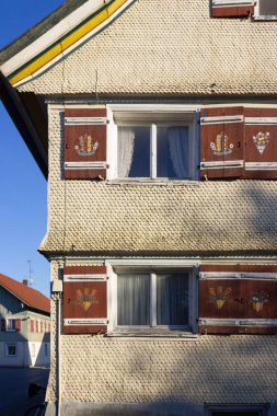 Güney Almanya'da Bavyera çiftlik evinin güneşli bir akşam boyalı deklanşör ile ahşap cephe