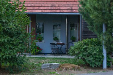 Bavyera kırsalında modern mimari bakış.