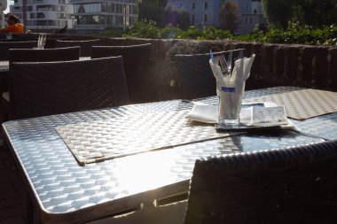 Ulm şehir, Almanya bistro masada çatal bıçak takımı.