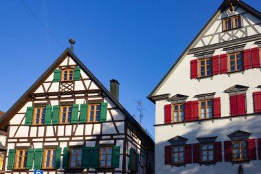 Çatı Cephe ile pancurlar Güney Almanya şehir schwaebeisch gmuend bir güneşli yaz sabahı