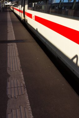 Bina mimari ve insanlar bir acele ve Ayrıntılar için tren tipik İstasyonu