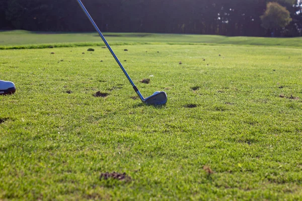 Homem Sênior Jogando Golfe Gramado Verde Alemanha Sul Pôr Sol — Fotografia de Stock