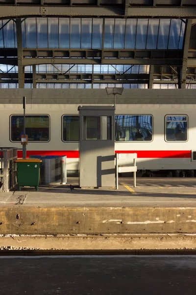 Bina mimari ve insanlar bir acele ve Ayrıntılar için tren tipik İstasyonu