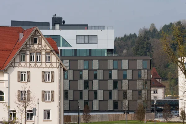 Rahmenfassaden Und Vergoldete Moderne Architektur Gemischt Einer Historischen Stadt Süddeutschlands — Stockfoto