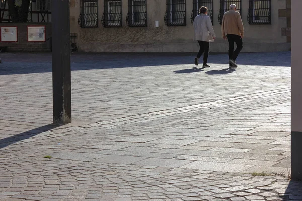 Pareja Ancianos Caminar Lugar Catedral Tarde Otoño Soleado Sur Alemania — Foto de Stock