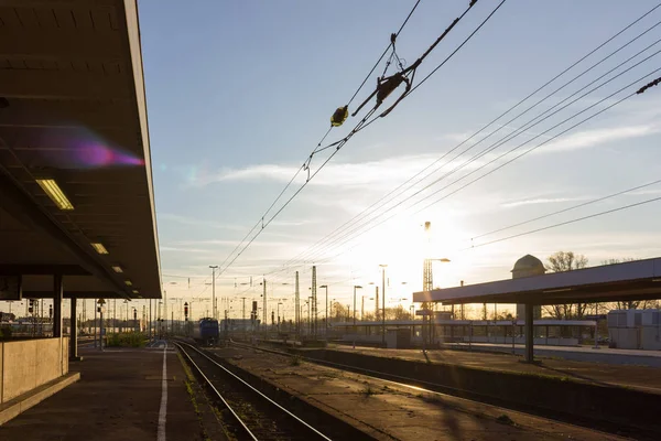 Raylar Çatı Tren Stasyonu Güneşli Sabah Duygu Taşıma Ilham — Stok fotoğraf