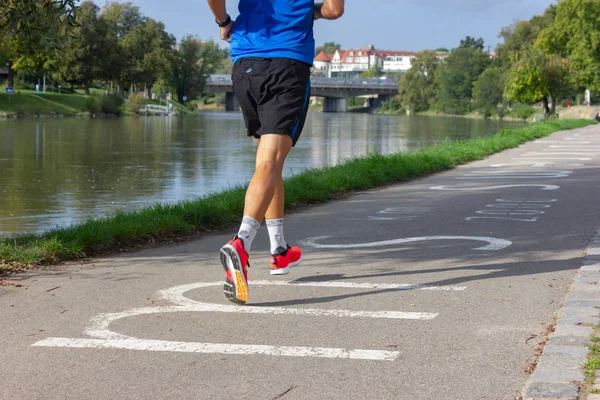 Lidé Cvičit Outdoor Sport Běh Jižní Německé Město Ulm Řeky — Stock fotografie