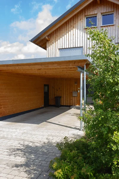 Hölzerner Und Moderner Carport Süddeutschen Dorfgebiet — Stockfoto