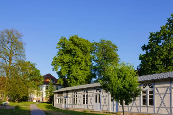 框架建筑建筑在城市公园在德国南部 — 图库照片