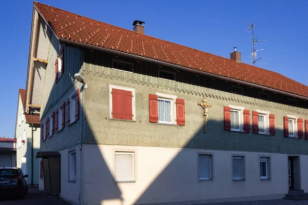 Hölzerne Grüne Fassade Mit Rotem Verschluss Eines Bayerischen Bauernhauses Sommerabend — Stockfoto