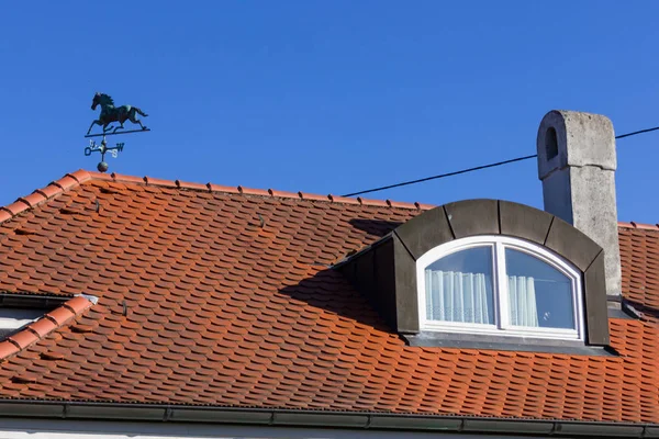 Auf Dem Land Baukräne Grün Und Mobilfunkmast Und Wasserturm Mit — Stockfoto