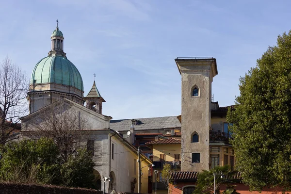 建筑物 浪漫的街道在 Verbania 在意大利的蒂基诺 — 图库照片