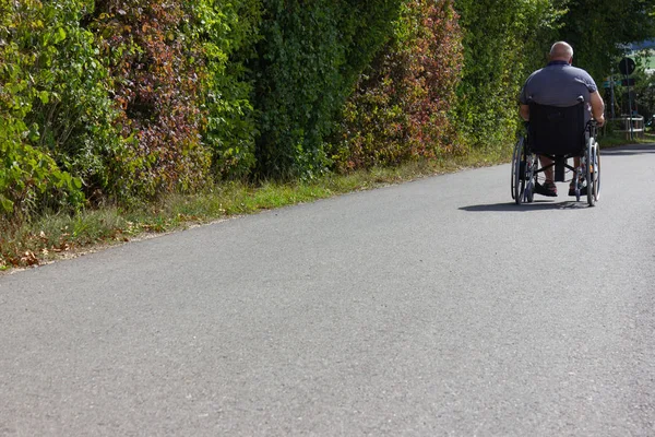 德国南部汽车轮椅上的残疾人 — 图库照片