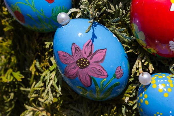 Una Celebración Fuente Pascua Huevos Pollo Decorados Pintados Colores Brillantes — Foto de Stock