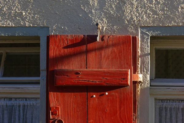 德国南部城市 Schwaebeisch Gmuend 的带有红色窗户百叶窗的门面 — 图库照片