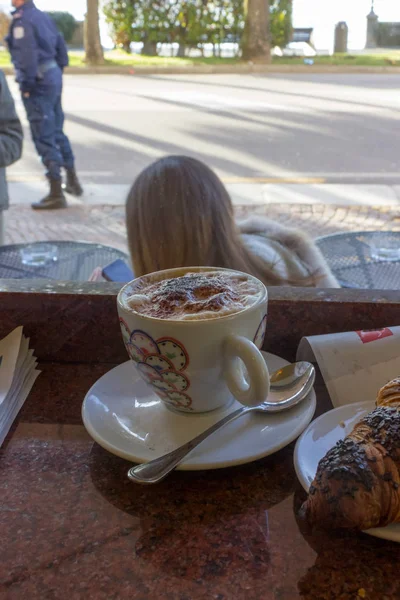 Cappuccino Avec Croissant Dans Café Italien — Photo