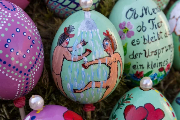 Huevos Del Este Pintados Mano Cerca Una Fuente Pascua Mercado — Foto de Stock