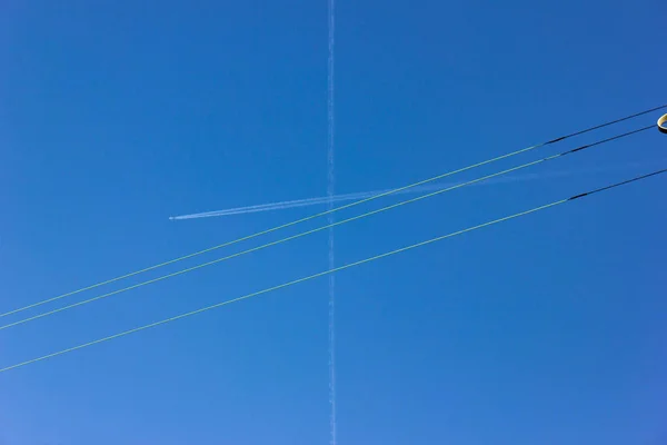 Καλώδια Και Jet Contrails Στον Ηλιόλουστο Ουρανό Του Καλοκαιριού — Φωτογραφία Αρχείου