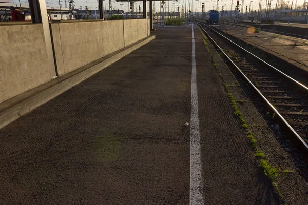 Skenor Och Taket Tågstationen Solig Morgon Känslor Och Transport Inspiration — Stockfoto