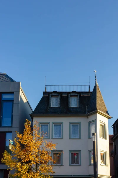 Herbstfarbener Baum Und Blätter Häuserfassaden Süddeutschland — Stockfoto