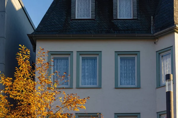 sonbahar renk ağaç ve şehri bina cephe Güney Almanya'da yapraklarda