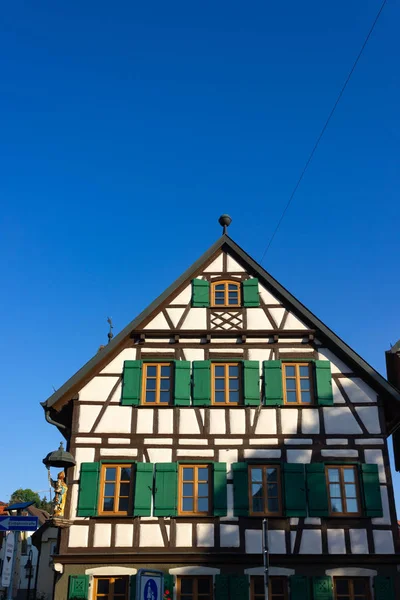 南ドイツ都市 Schwaebeisch Gmuend 晴れた夏の朝の建築の背景 — ストック写真