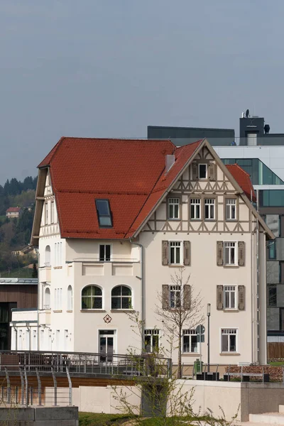 框架外墙和镀金现代建筑混合在一个历史悠久的城市德国南部 — 图库照片