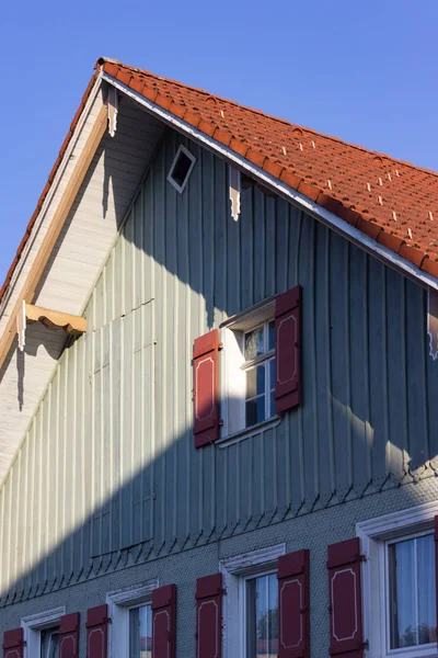 Hölzerne Grüne Fassade Mit Rotem Verschluss Eines Bayerischen Bauernhauses Sommerabend — Stockfoto