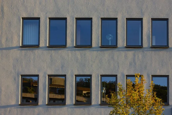 Őszi Színű Levelek Város Épület Homlokzat Dél Németországban — Stock Fotó