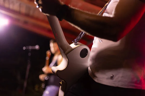 Guitarristas Palco Com Forte Luz Colorida Lâmpadas Fundo — Fotografia de Stock