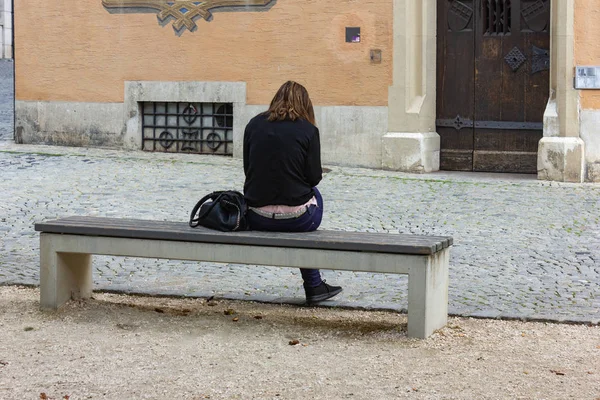 Joven Dama Sentada Banco Parque Sur Alemania Ciudad Turística Histórica —  Fotos de Stock