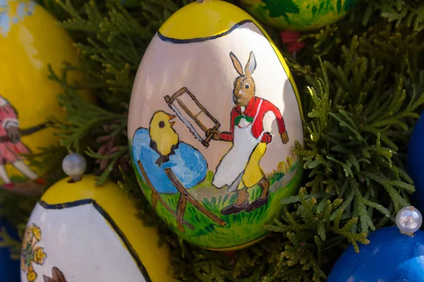 Uma Celebração Fonte Páscoa Ovos Galinha Decorados Pintados Cores Brilhantes — Fotografia de Stock