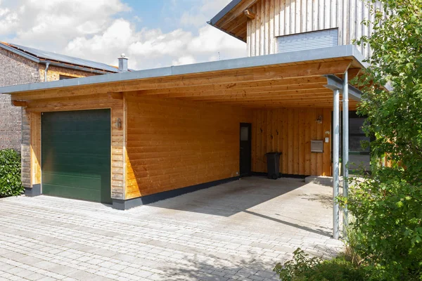 Hölzerner Und Moderner Carport Süddeutschen Dorfgebiet — Stockfoto