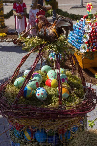 Una Fiesta Fuente Pascua Decorado Gallina Cockchafer Maybug Símbolos Tradición — Foto de Stock