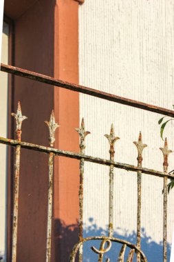 Vintage çit evin girişinde Güney Almanya allgau Bavyera kırsal yaz akşam güneş ışığı