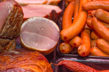 assorment sığır eti biftek ve sosis