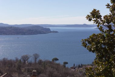 göl ve dağların Bahar adlı muhteşem manzaraya