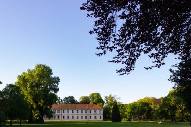 Güney Almanya bahar akşam ağaçlarda ile tarihi kent park binalar