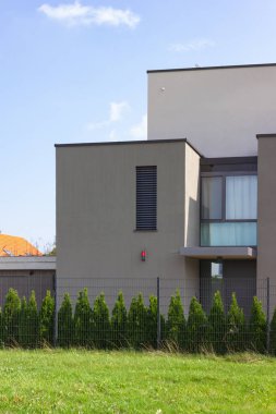 Köyün Güney Alman kırsalında modern mimari bakış.