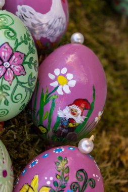 Doğu yumurta handpainted yakınındaki bir Paskalya Çeşme Münih şehir ve stuttgart yakınlarında bir kırsal kırsal köy Market'te