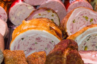 assorment sığır eti biftek ve sosis