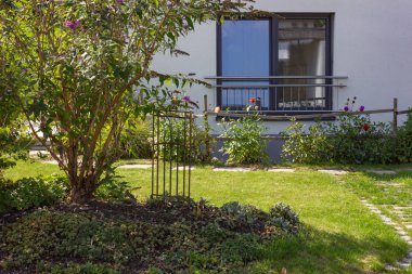 Güney Alman köy alanında ahşap ve modern yanları açık garaj