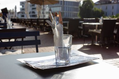 Ulm şehir, Almanya bistro masada çatal bıçak takımı.