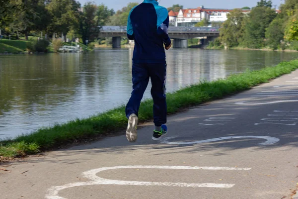 Люди Практикують Відкритий Спорту Працює Південному Німецька Міста Ульм Річці — стокове фото