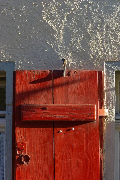 德国南部城市 Schwaebeisch Gmuend 的带有红色窗户百叶窗的门面 — 图库照片