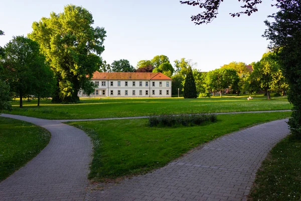 Történelmi Park Épületek Fák Dél Németországban Tavaszi Este — Stock Fotó