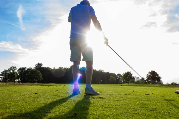 Senior Man Golfen Groene Gazon Zuid Duitsland Bij Zonsondergang Met — Stockfoto