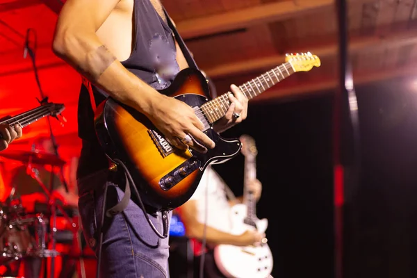 Guitarristas Escenario Con Fuerte Luz Colores Las Lámparas Fondo —  Fotos de Stock